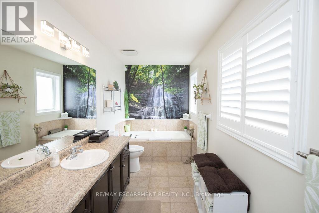 15 Meadowbank Drive, Hamilton, ON - Indoor Photo Showing Bathroom