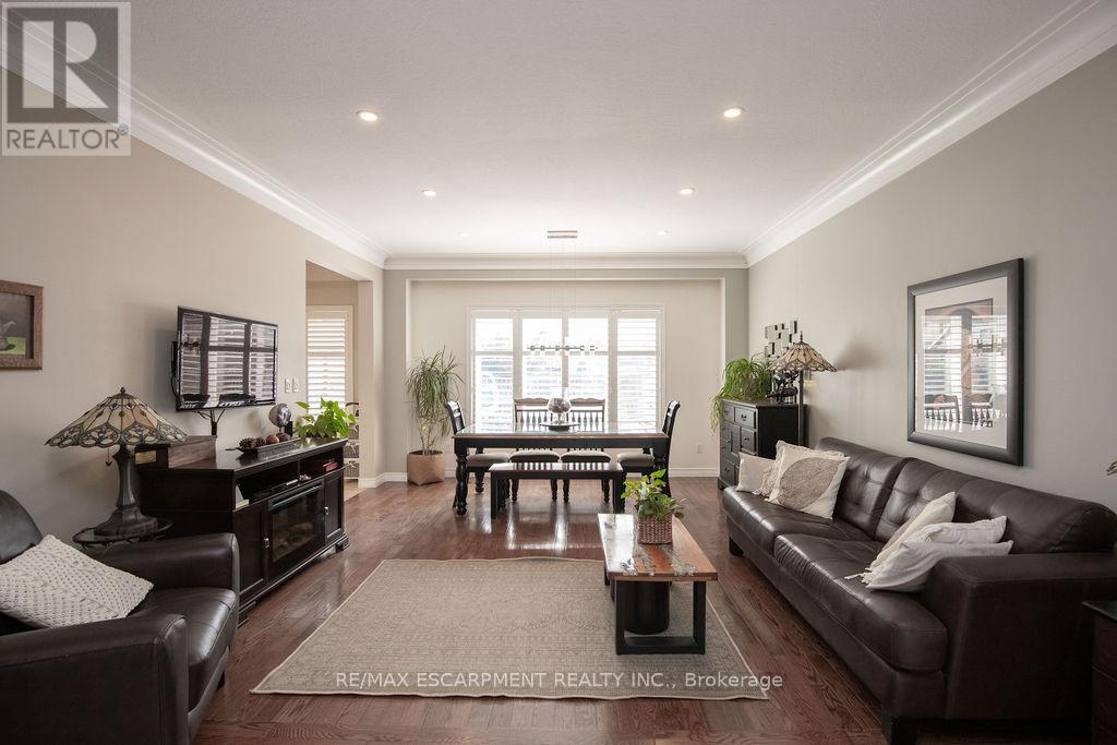 15 Meadowbank Drive, Hamilton, ON - Indoor Photo Showing Living Room