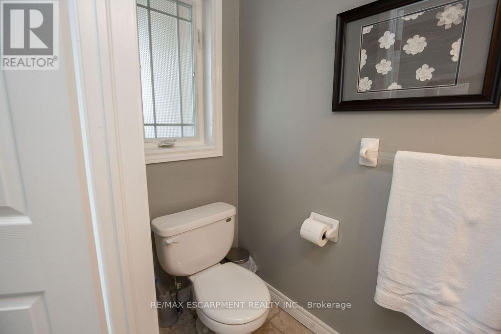 15 Meadowbank Drive, Hamilton, ON - Indoor Photo Showing Bathroom
