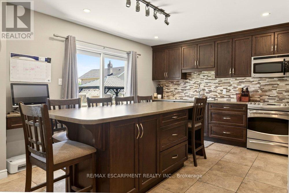 72 Gurnett Drive, Hamilton, ON - Indoor Photo Showing Kitchen With Upgraded Kitchen