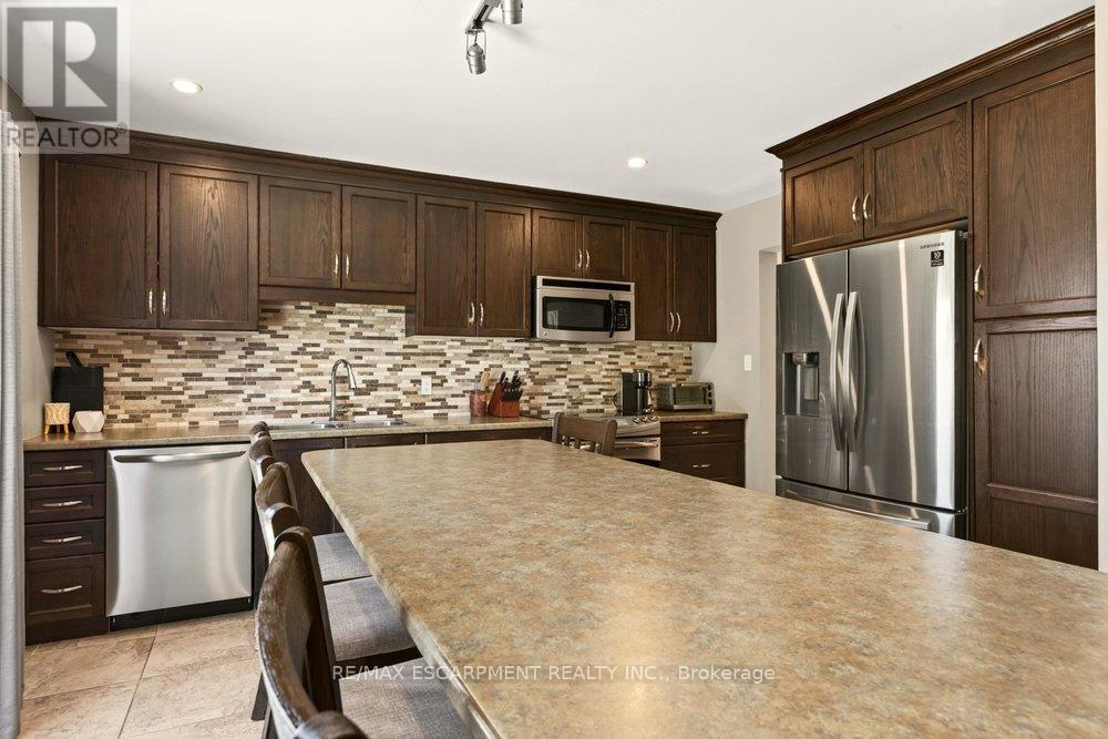 72 Gurnett Drive, Hamilton, ON - Indoor Photo Showing Kitchen With Upgraded Kitchen