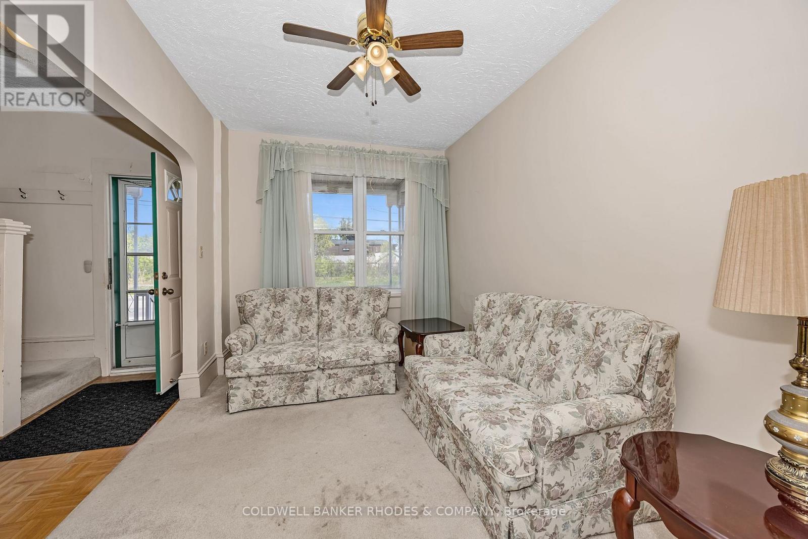 1758 Scott Street, Ottawa, ON - Indoor Photo Showing Living Room