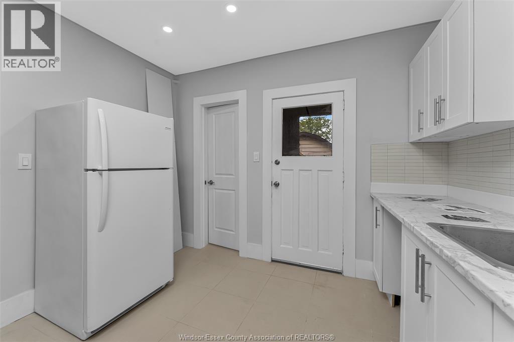 1525 Dougall, Windsor, ON - Indoor Photo Showing Kitchen