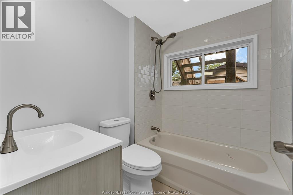 1525 Dougall, Windsor, ON - Indoor Photo Showing Bathroom