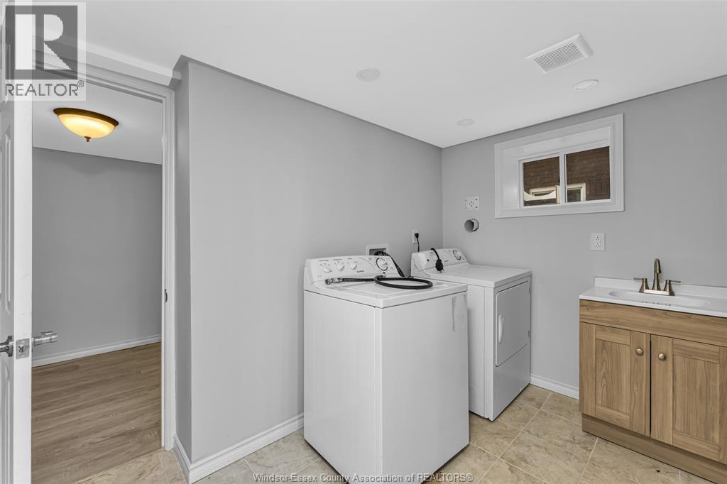 1525 Dougall, Windsor, ON - Indoor Photo Showing Laundry Room