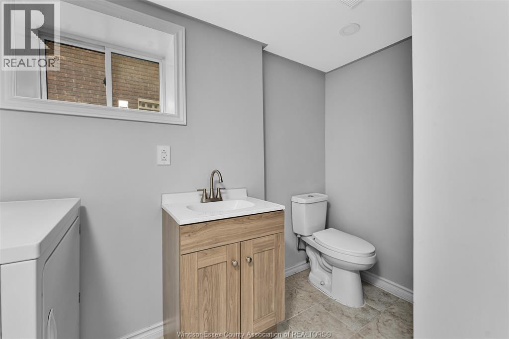 1525 Dougall, Windsor, ON - Indoor Photo Showing Bathroom
