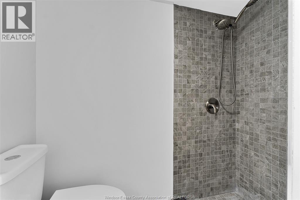 1525 Dougall, Windsor, ON - Indoor Photo Showing Bathroom