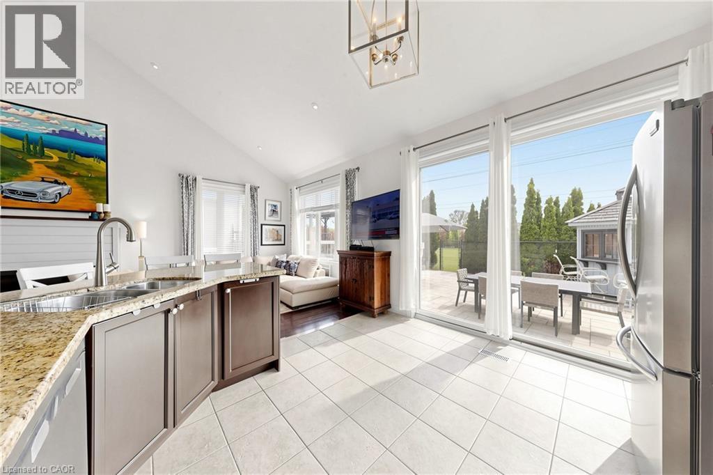 4176 Saunders Crescent, Burlington, ON - Indoor Photo Showing Kitchen With Double Sink