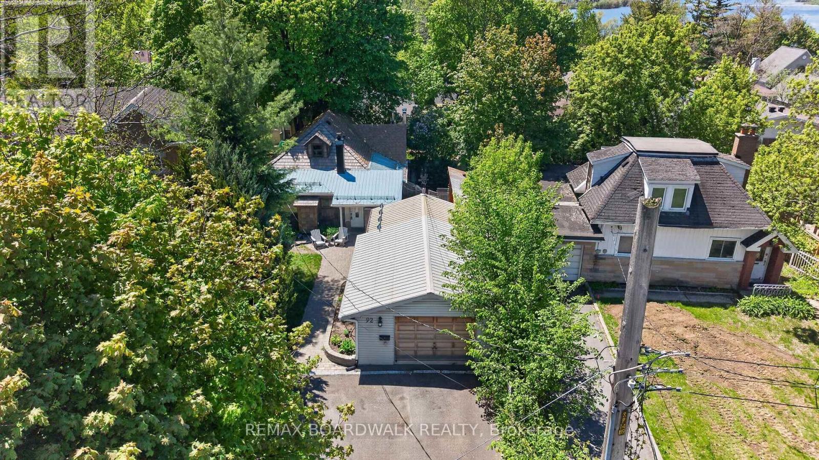 Located in a sought-after neighbourhood! - 92 Orvigale Road, Ottawa, ON - Outdoor