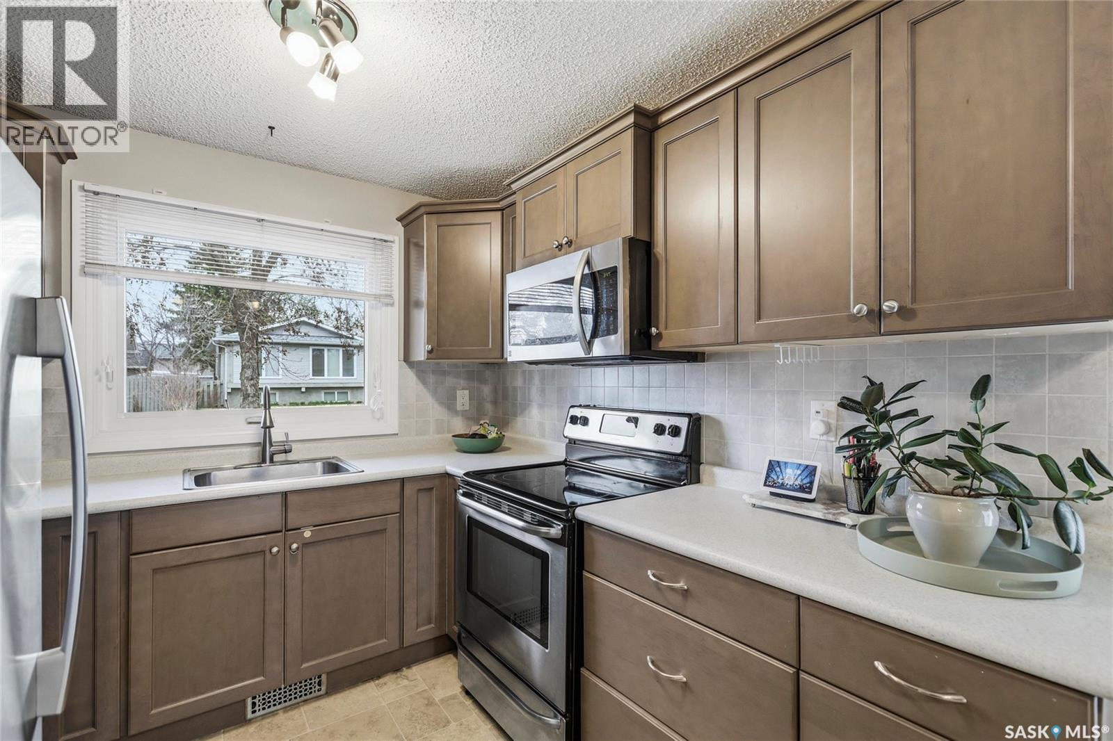 782 Hayworth Crescent N, Regina, SK - Indoor Photo Showing Kitchen With Stainless Steel Kitchen With Upgraded Kitchen