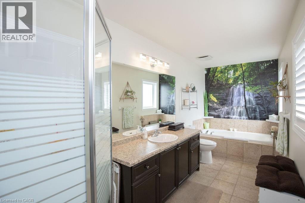 15 Meadowbank Drive, Hamilton, ON - Indoor Photo Showing Bathroom