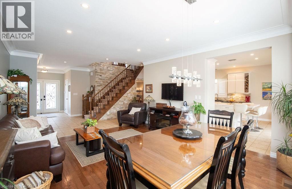 15 Meadowbank Drive, Hamilton, ON - Indoor Photo Showing Dining Room