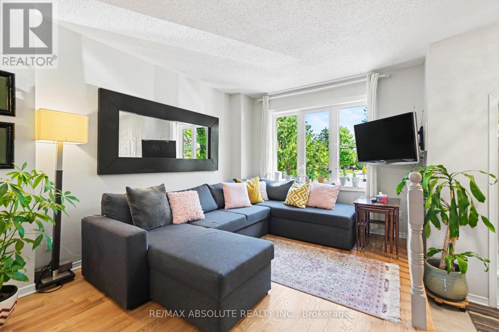 700 Tweedsmuir Avenue, Ottawa, ON - Indoor Photo Showing Living Room
