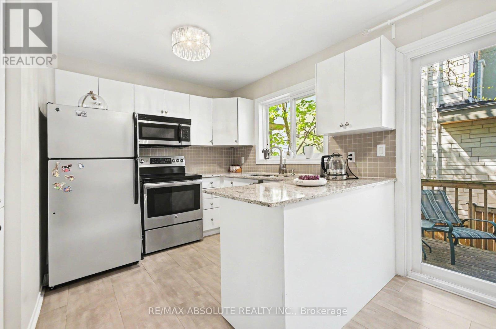 700 Tweedsmuir Avenue, Ottawa, ON - Indoor Photo Showing Kitchen