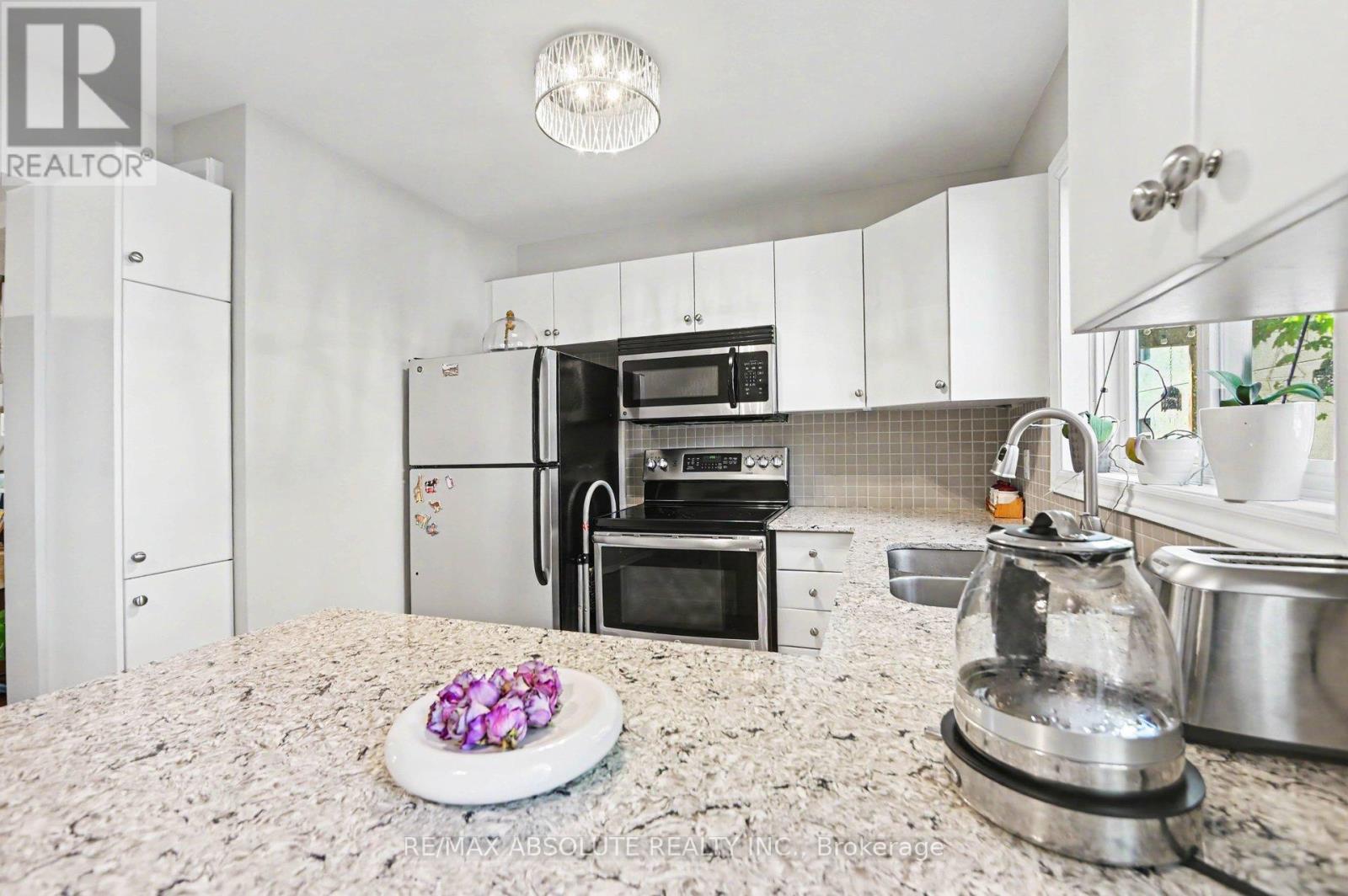 700 Tweedsmuir Avenue, Ottawa, ON - Indoor Photo Showing Kitchen With Double Sink
