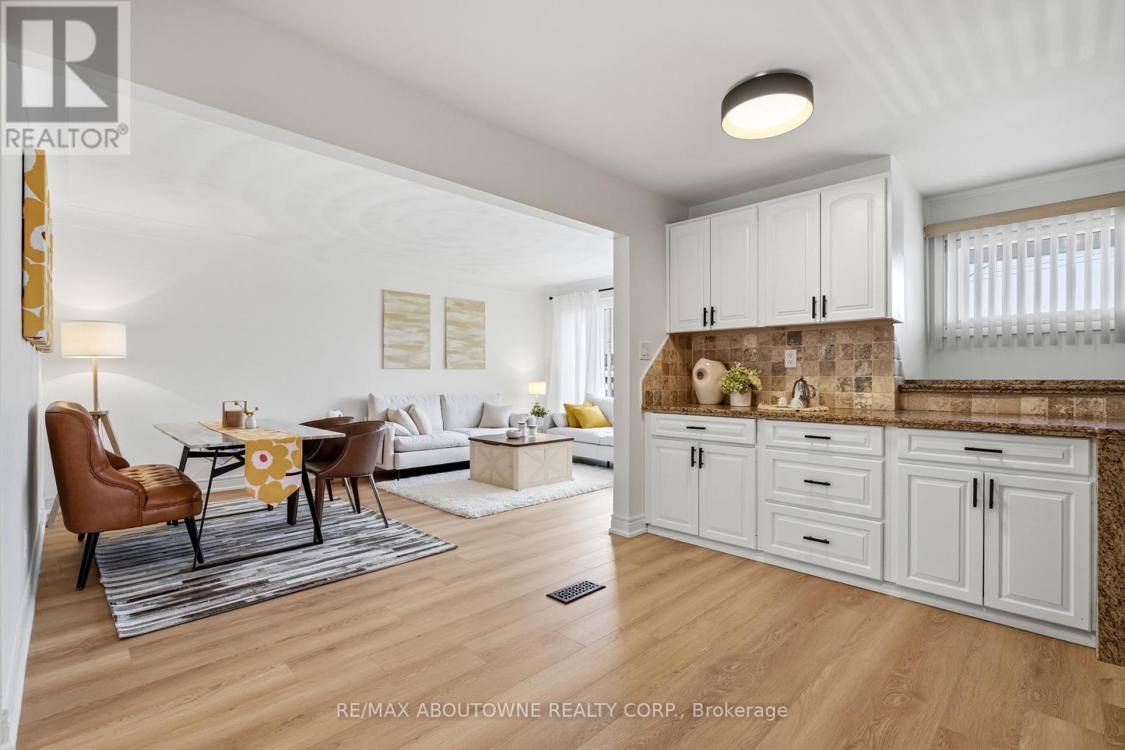 106 Beland Avenue N, Hamilton, ON - Indoor Photo Showing Kitchen