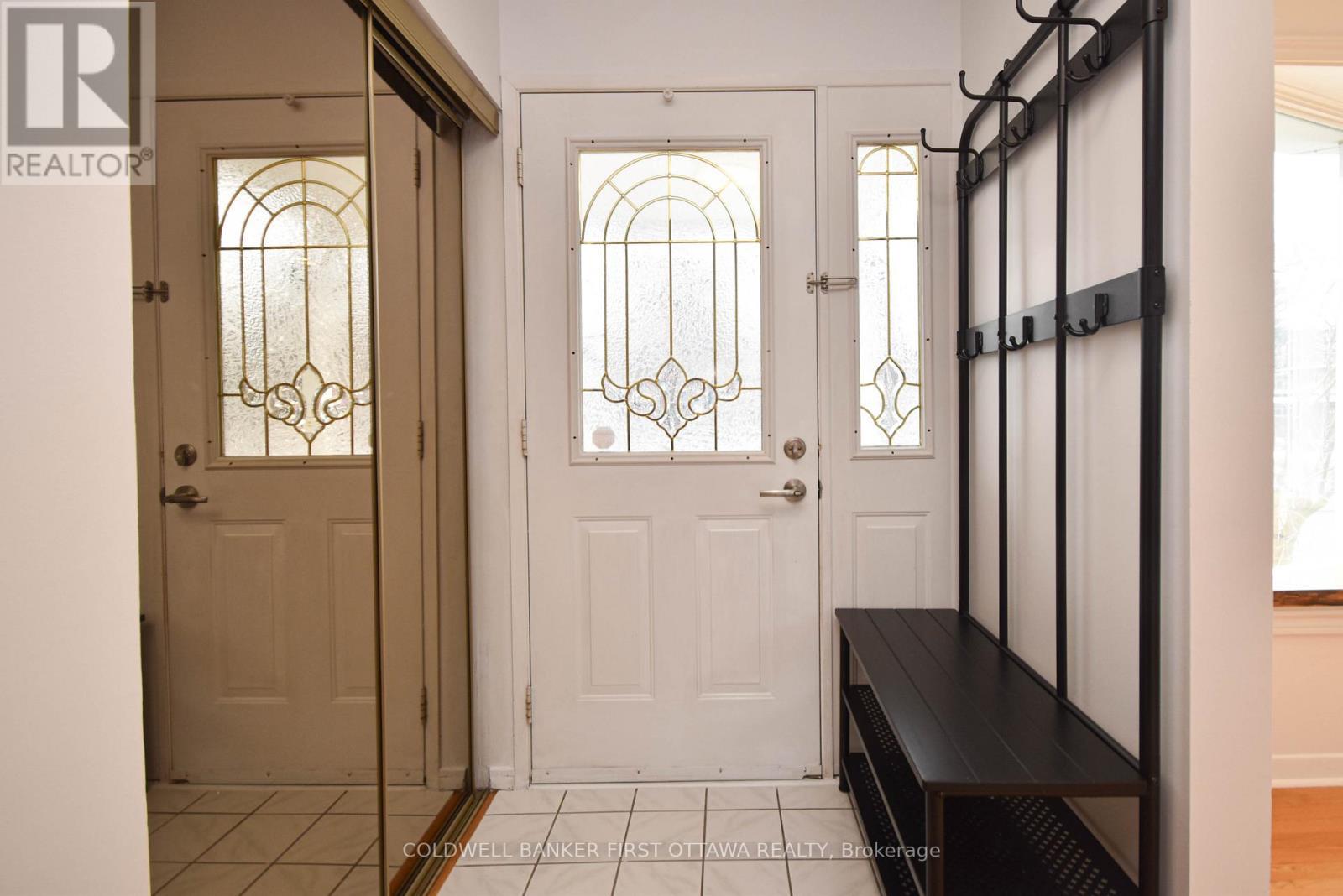 main floor vestibule / entrance - 2061 Balharrie Avenue, Ottawa, ON