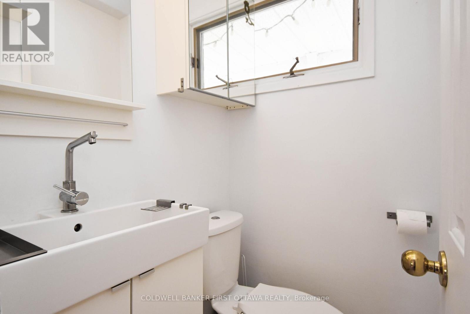 Main floor powder room - 2061 Balharrie Avenue, Ottawa, ON