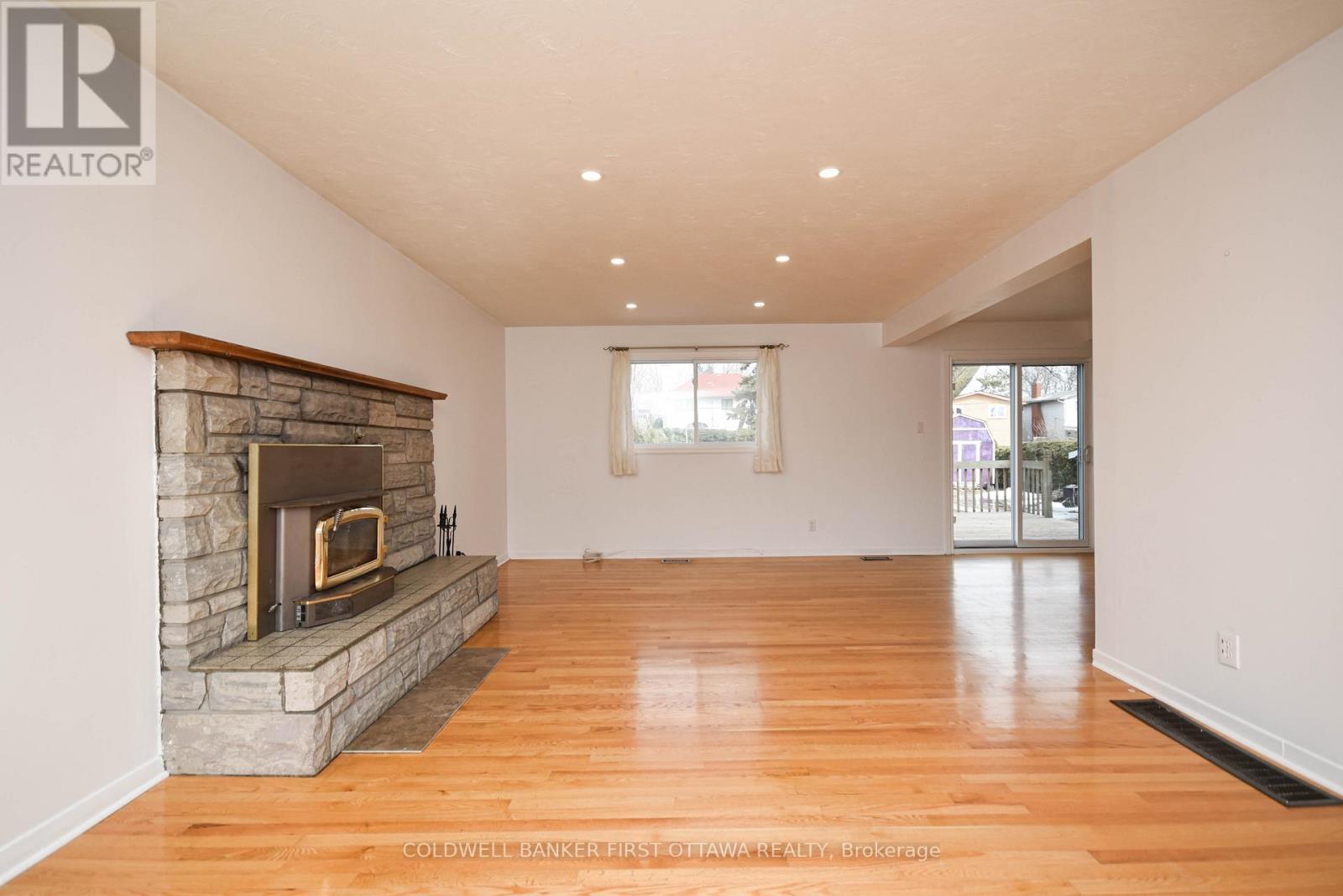 living room - 2061 Balharrie Avenue, Ottawa, ON