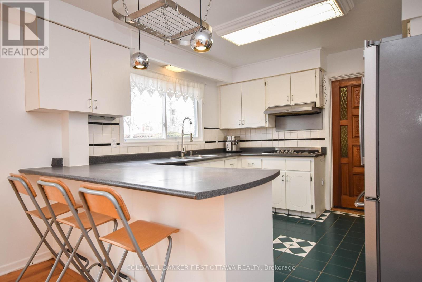 breakfast bar - 2061 Balharrie Avenue, Ottawa, ON
