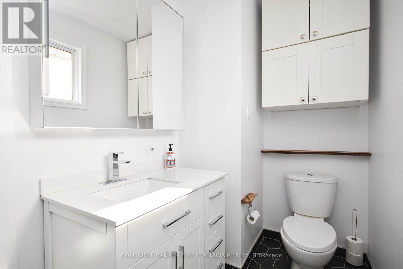 Family bathroom - 2061 Balharrie Avenue, Ottawa, ON