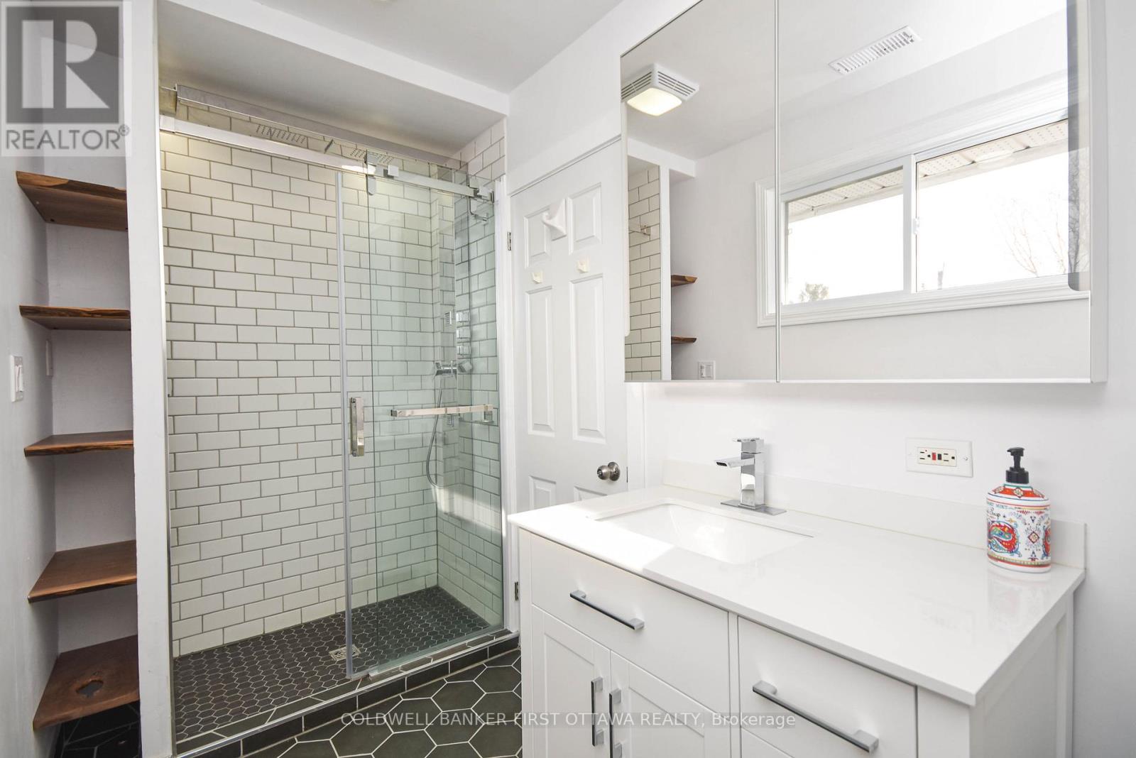 Family bathroom - 2061 Balharrie Avenue, Ottawa, ON