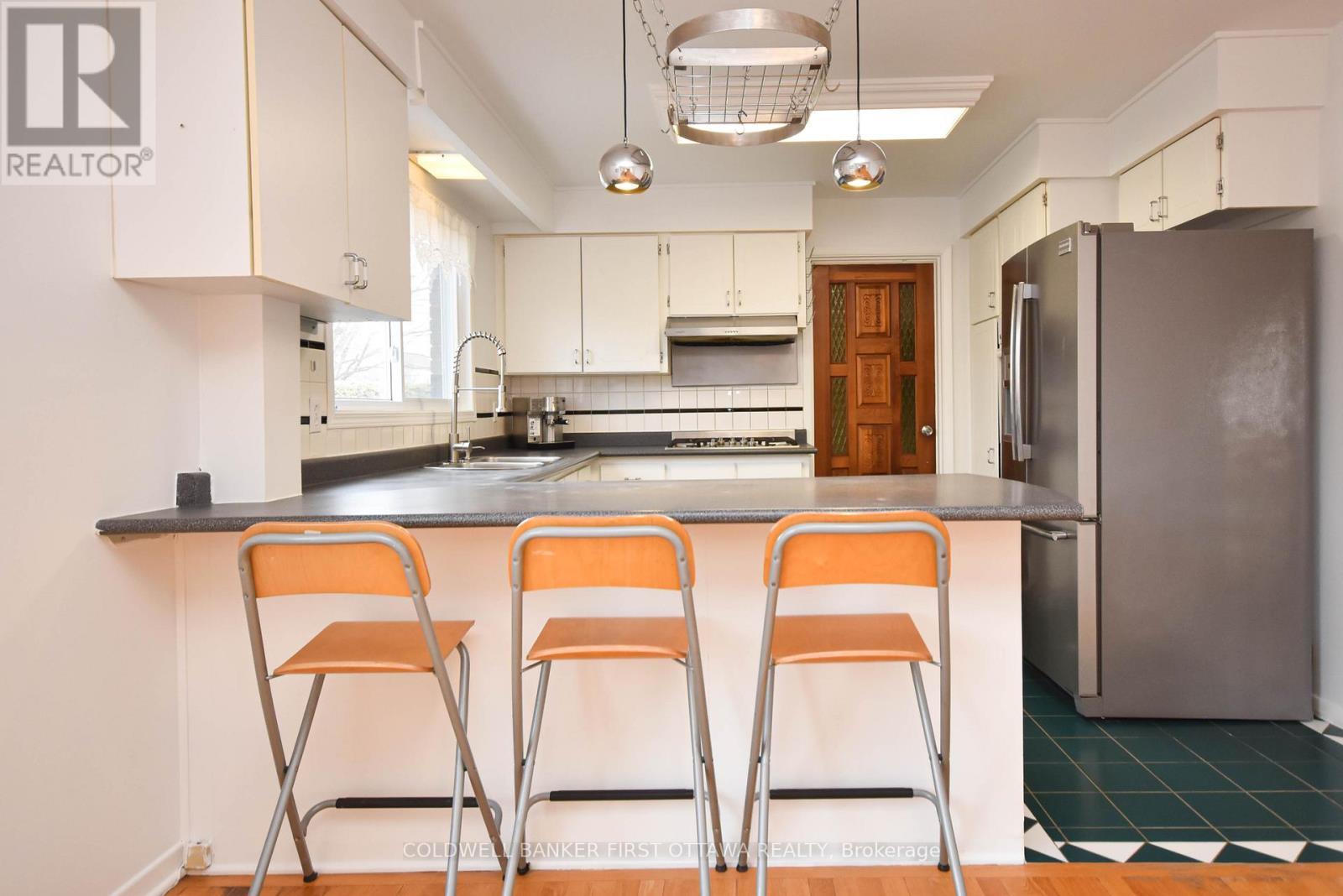 breakfast bar - 2061 Balharrie Avenue, Ottawa, ON