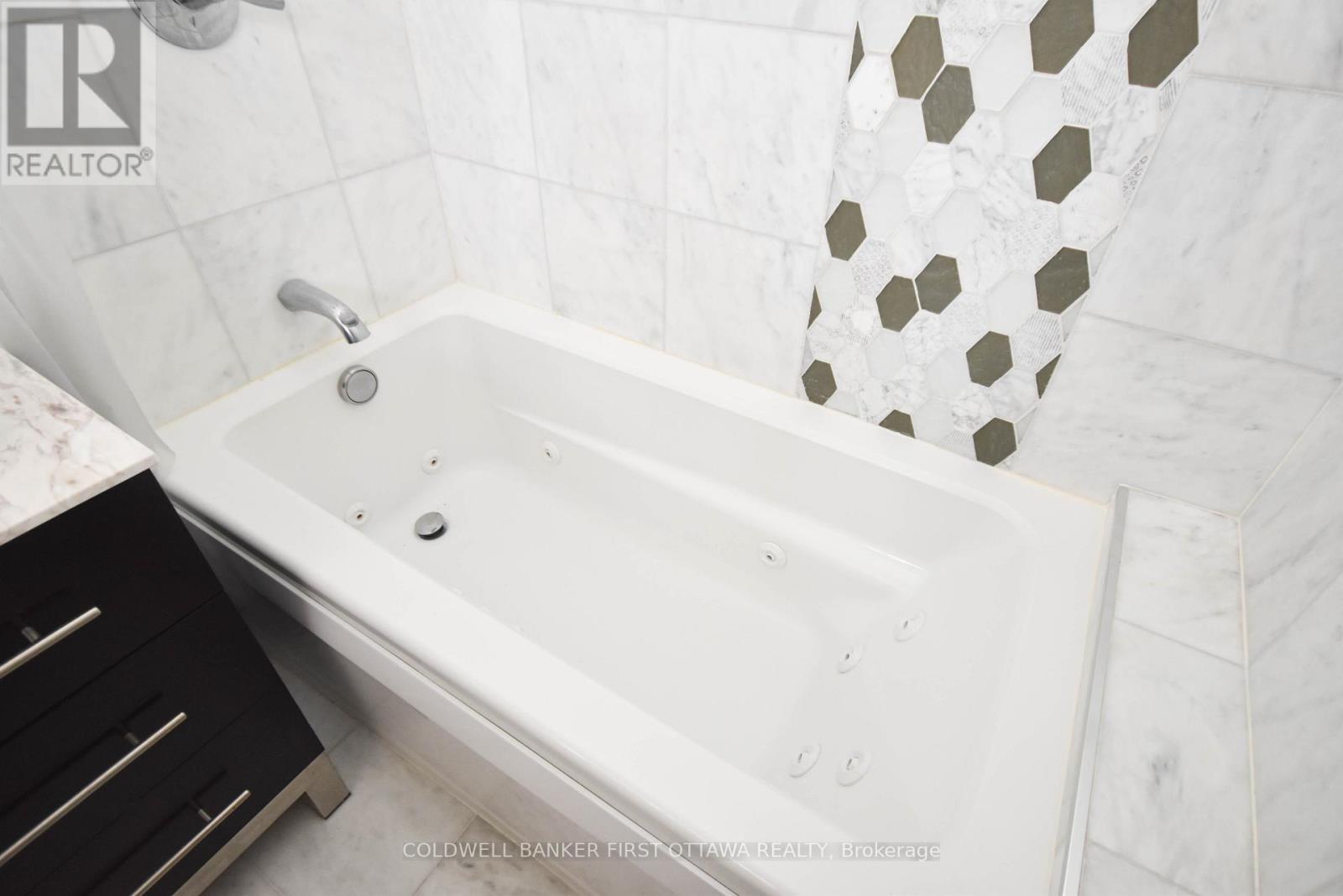 primary bedroom ensuite bathroom - 2061 Balharrie Avenue, Ottawa, ON