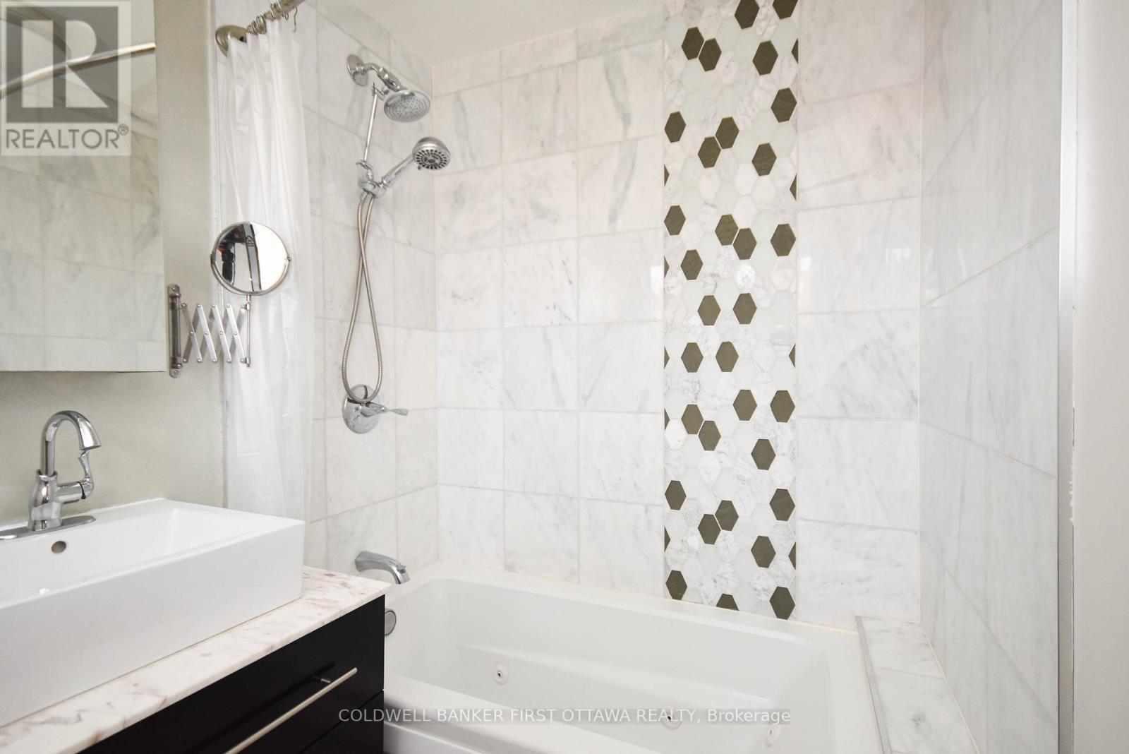 primary bedroom ensuite bathroom - 2061 Balharrie Avenue, Ottawa, ON