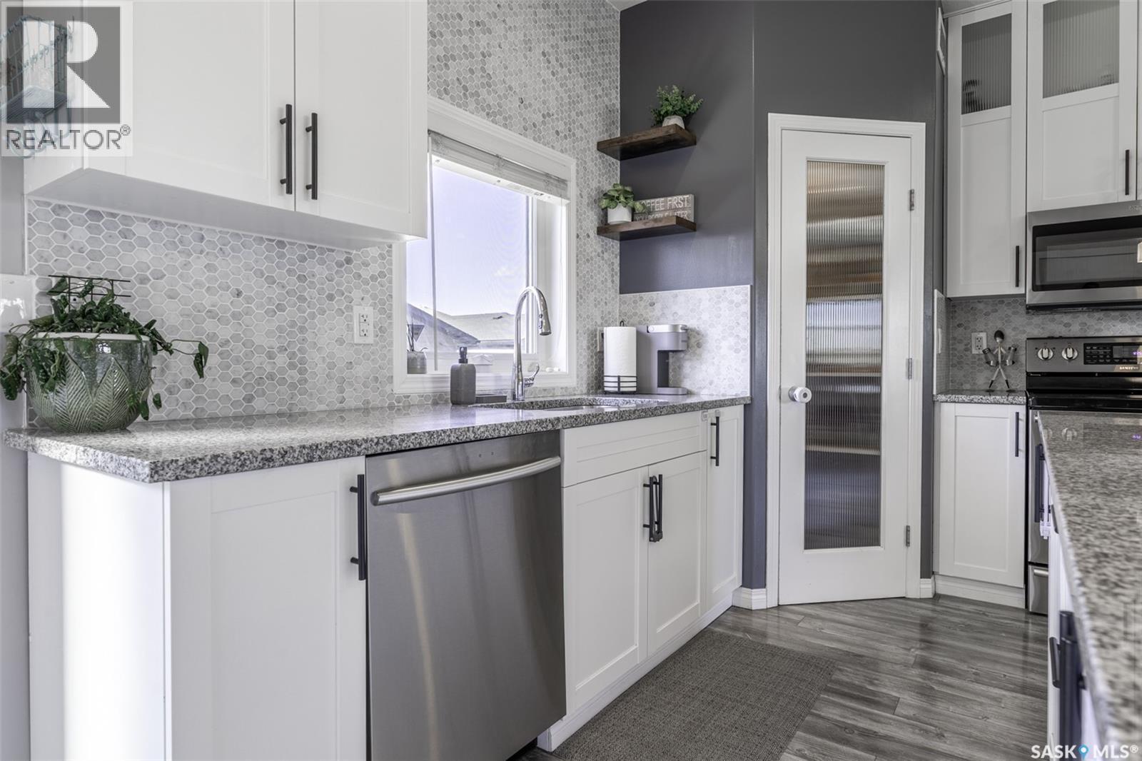 4119 33Rd Street W, Saskatoon, SK - Indoor Photo Showing Kitchen With Upgraded Kitchen