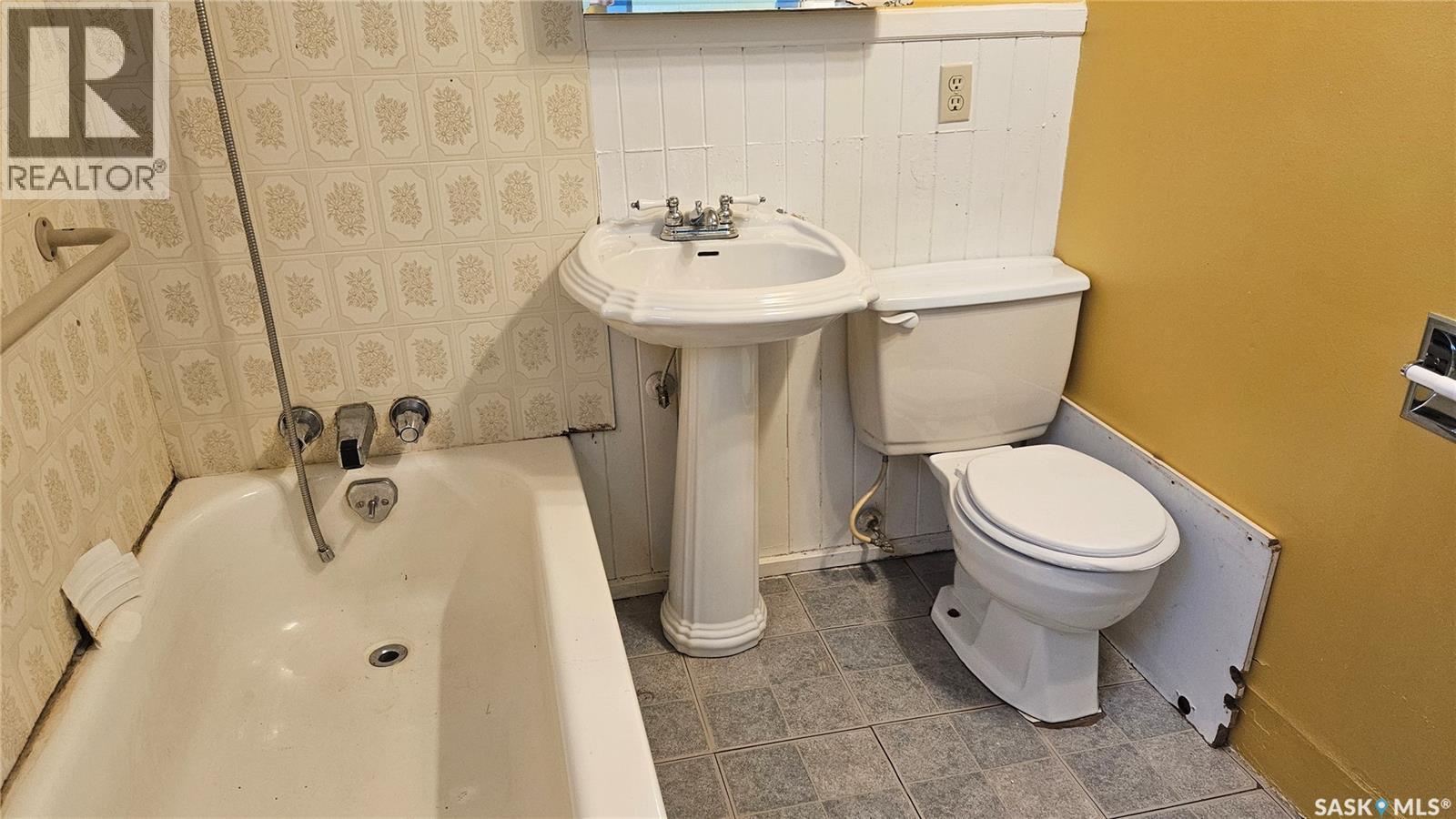 612-614 3Rd Avenue, Cudworth, SK - Indoor Photo Showing Bathroom