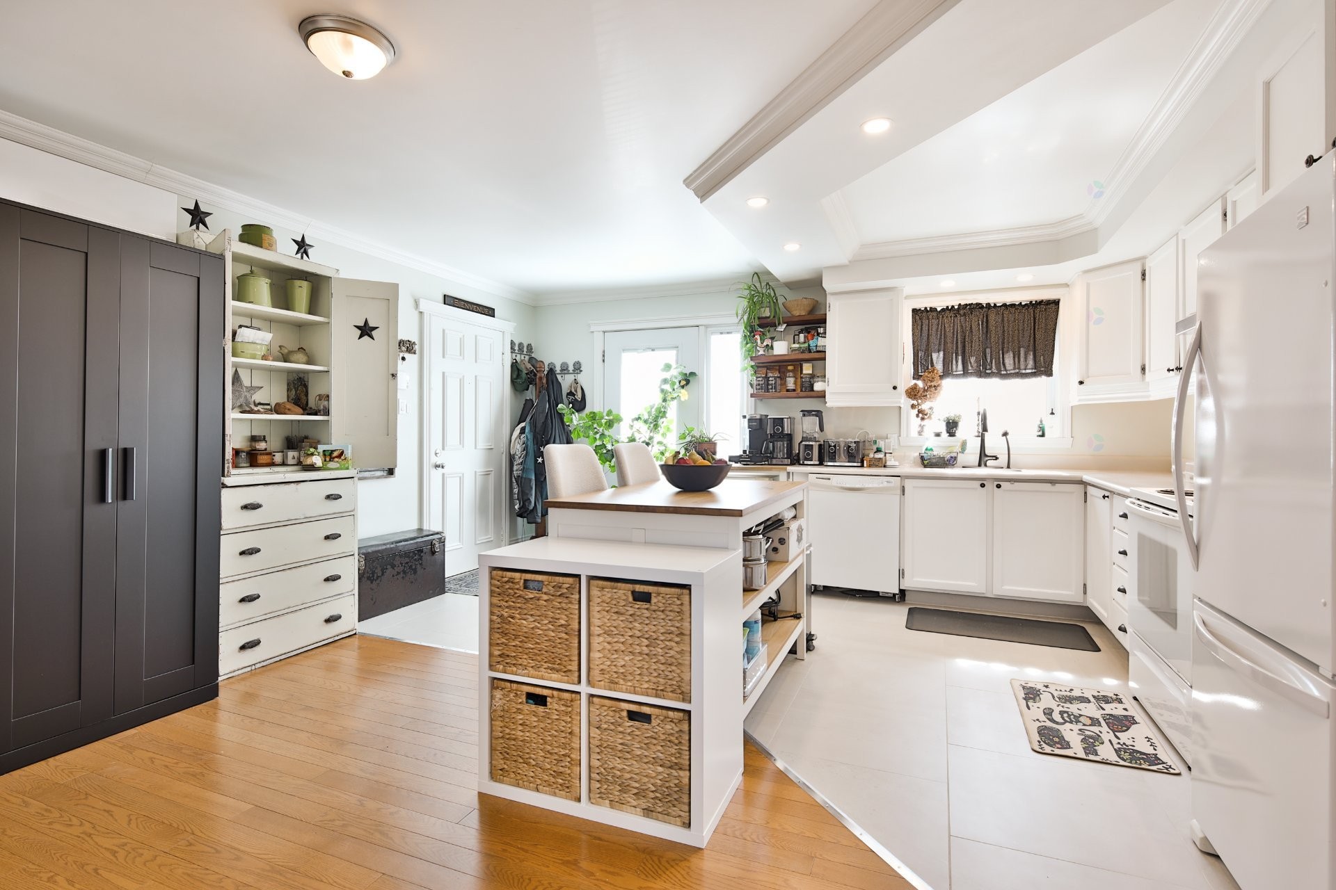 Logement - 150 Av. Amédée-Côté, Rougemont, QC - Indoor Photo Showing Kitchen With Upgraded Kitchen