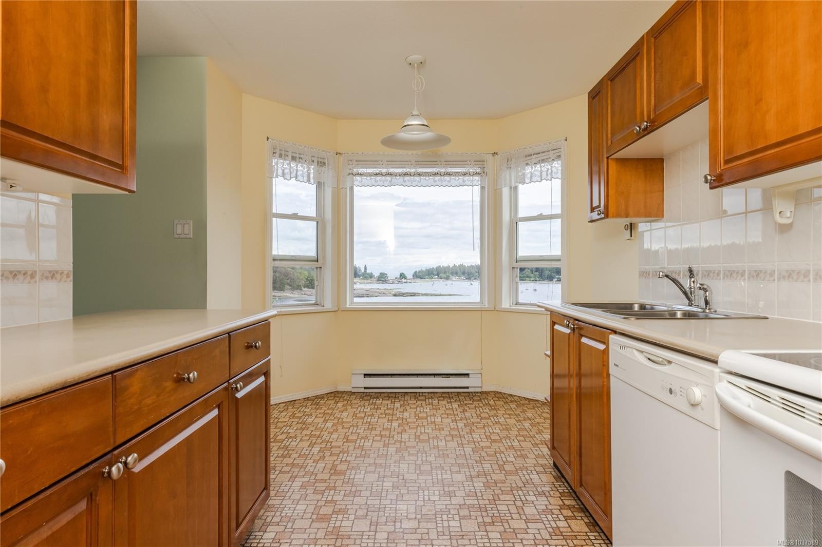 #304-75 Bryden St, Nanaimo, BC - Indoor Photo Showing Kitchen With Double Sink