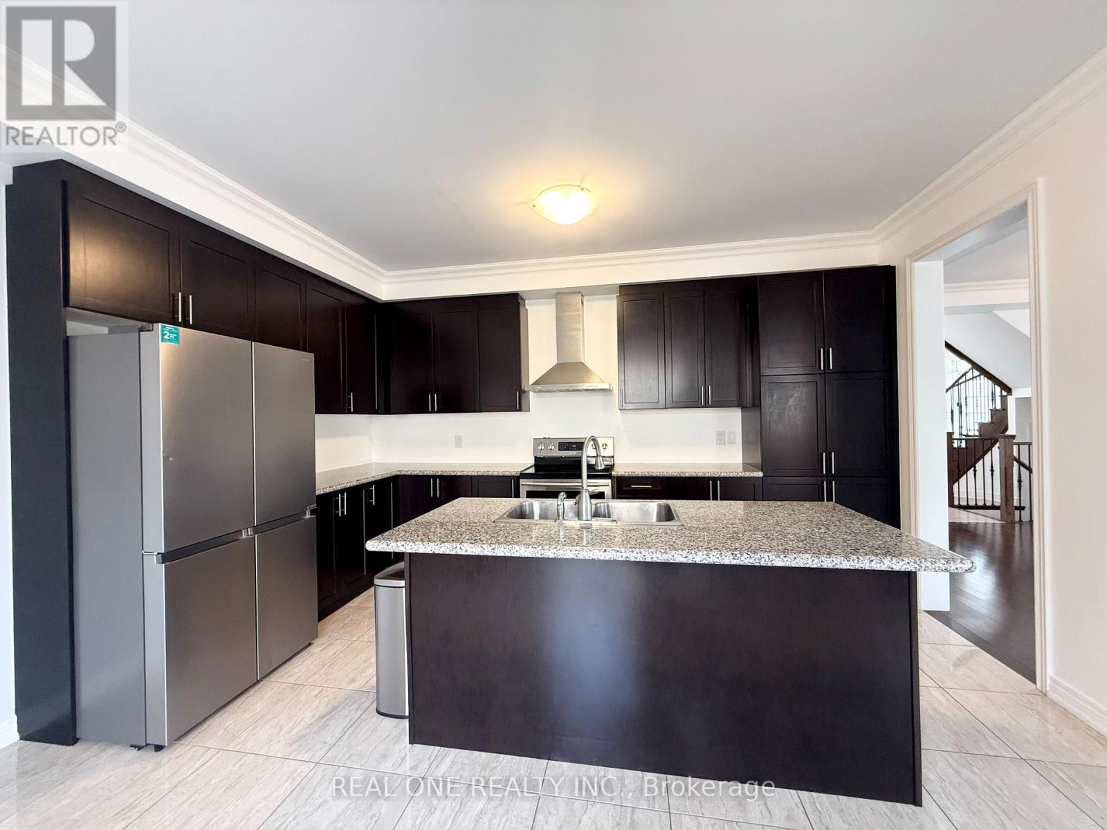 39 Mowder Drive, Aurora, ON - Indoor Photo Showing Kitchen With Double Sink With Upgraded Kitchen