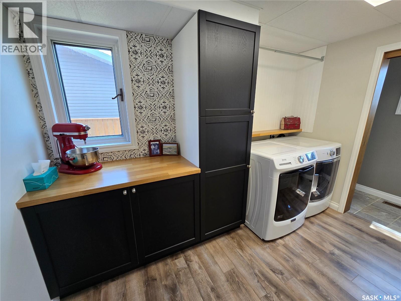 528 Dieppe Drive, Weyburn, SK - Indoor Photo Showing Laundry Room