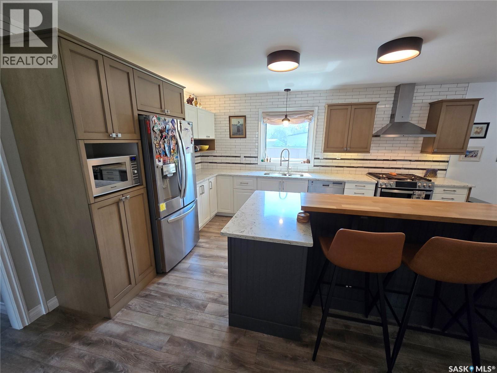 528 Dieppe Drive, Weyburn, SK - Indoor Photo Showing Kitchen With Stainless Steel Kitchen