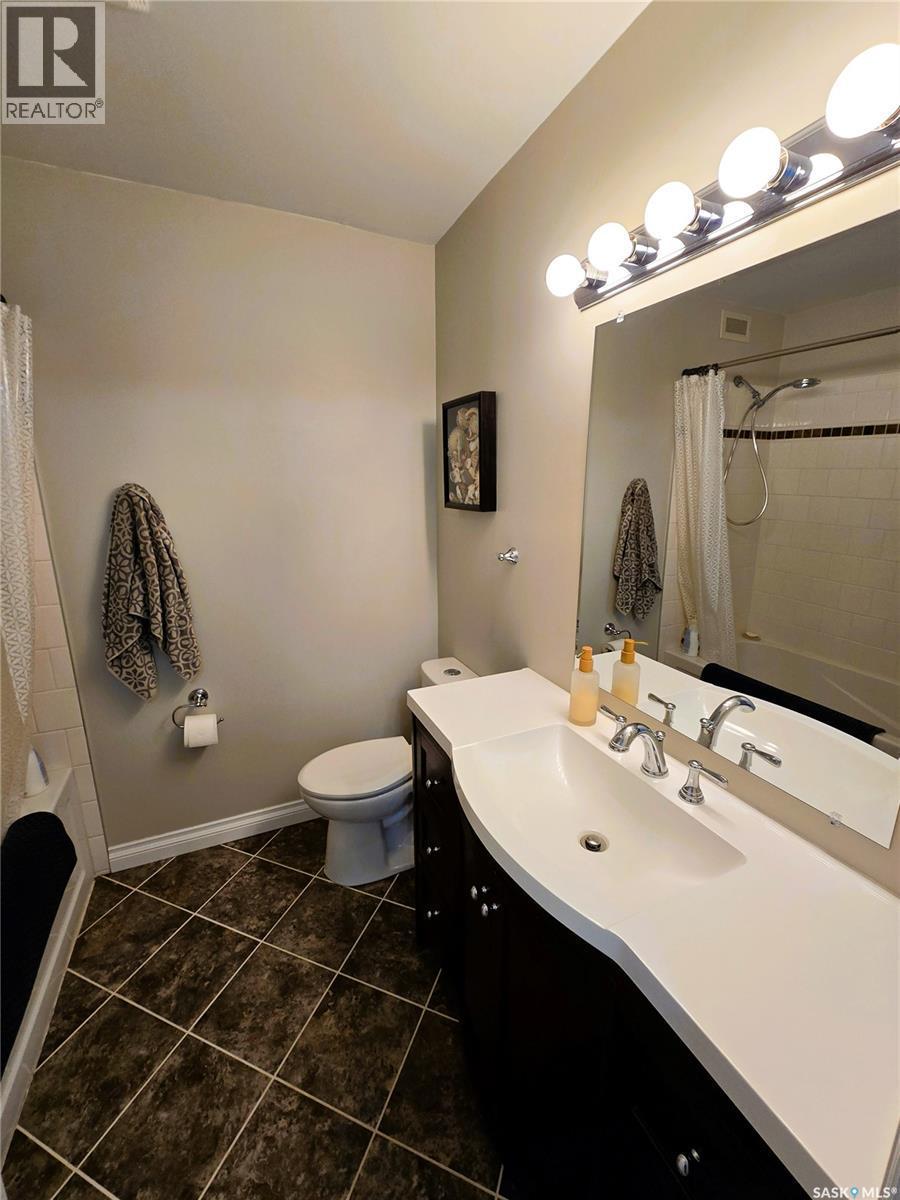 528 Dieppe Drive, Weyburn, SK - Indoor Photo Showing Bathroom