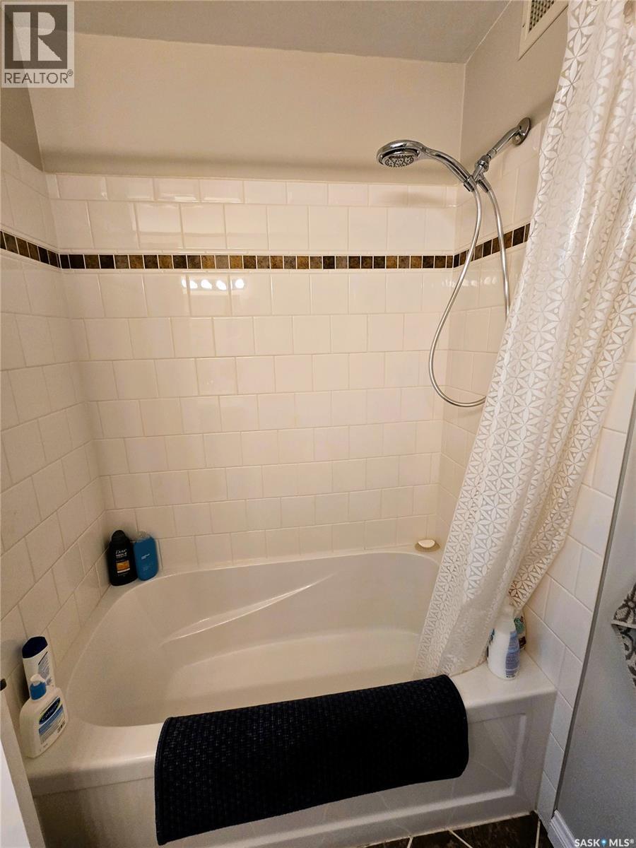 528 Dieppe Drive, Weyburn, SK - Indoor Photo Showing Bathroom