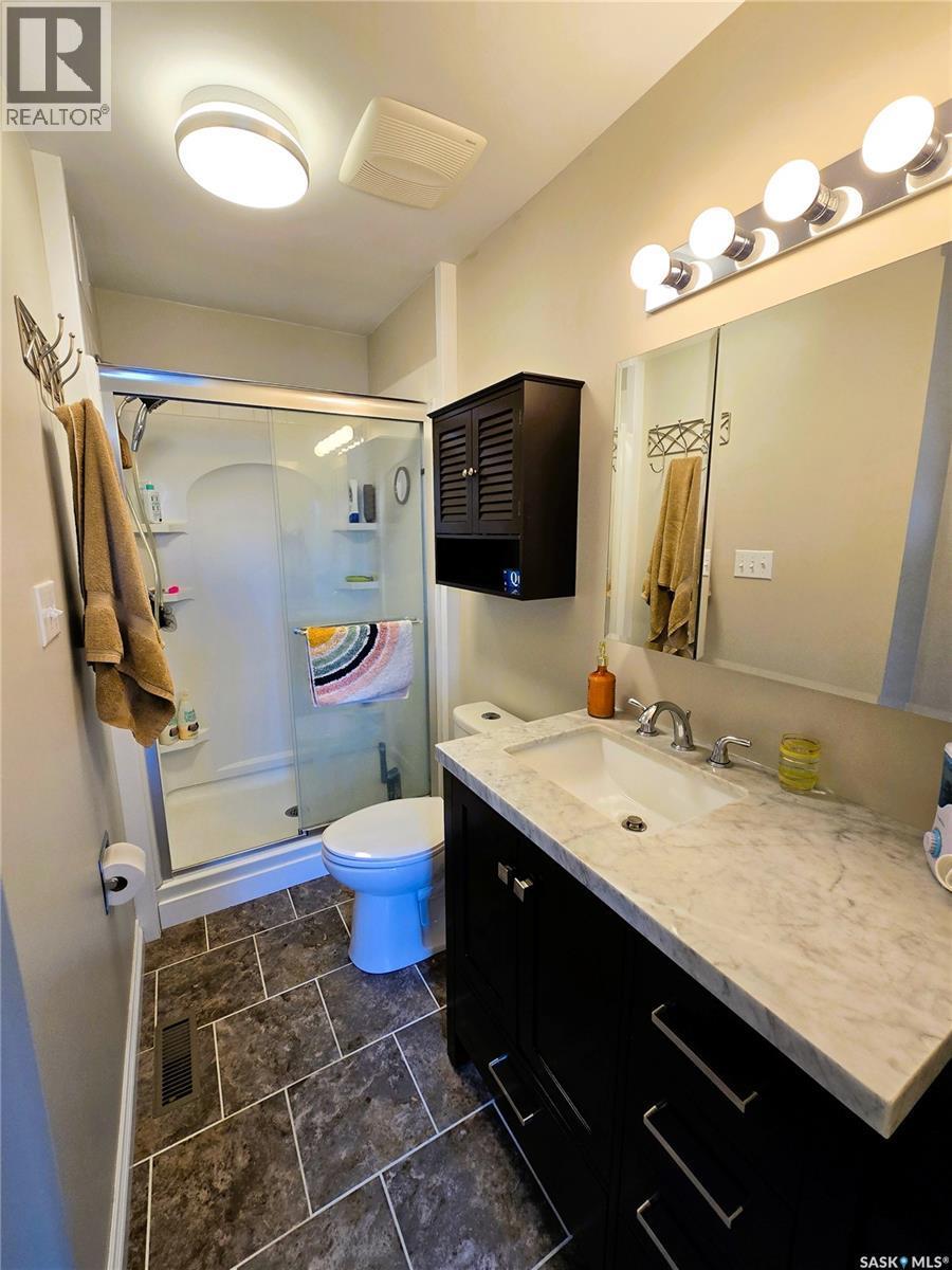 528 Dieppe Drive, Weyburn, SK - Indoor Photo Showing Bathroom