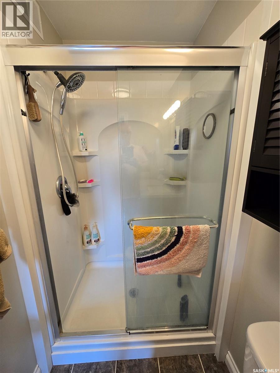 528 Dieppe Drive, Weyburn, SK - Indoor Photo Showing Bathroom