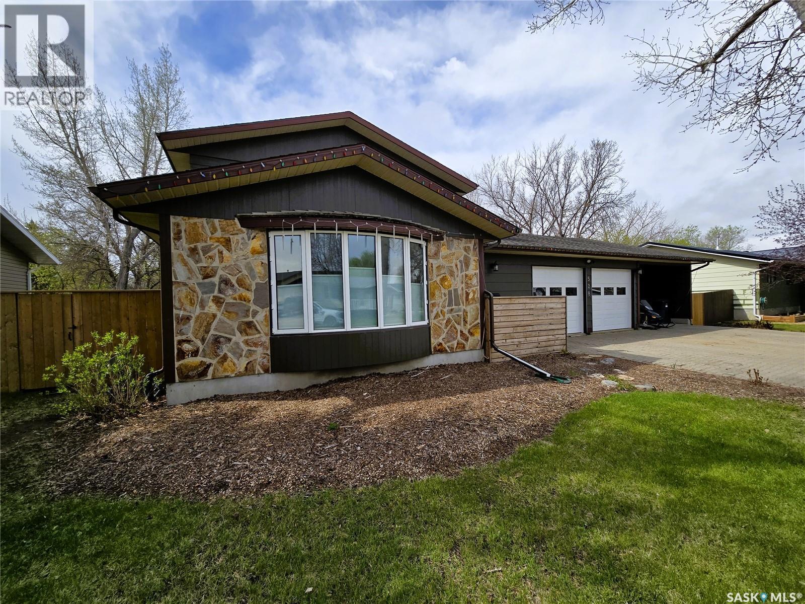 528 Dieppe Drive, Weyburn, SK - Outdoor