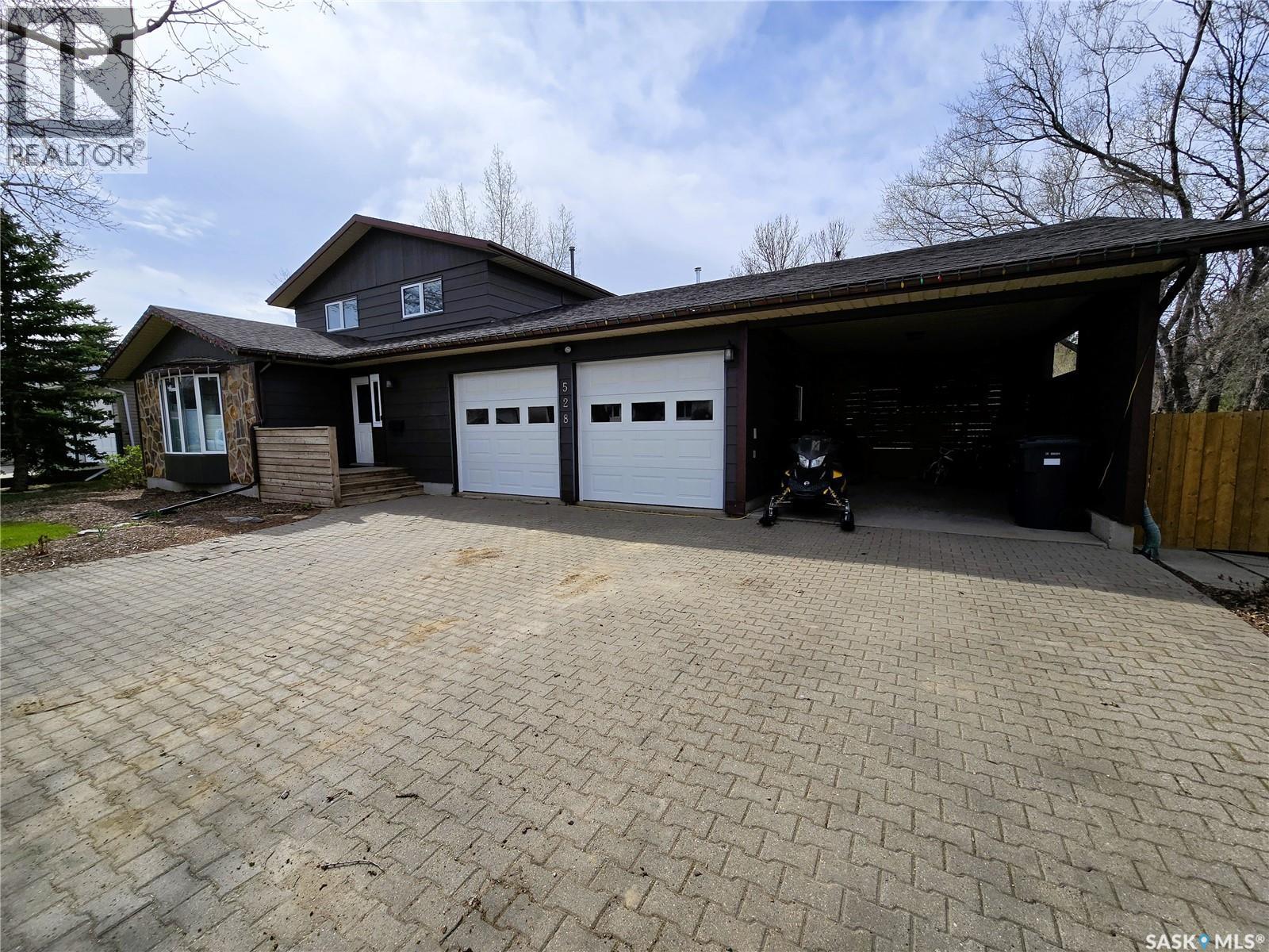 528 Dieppe Drive, Weyburn, SK - Outdoor