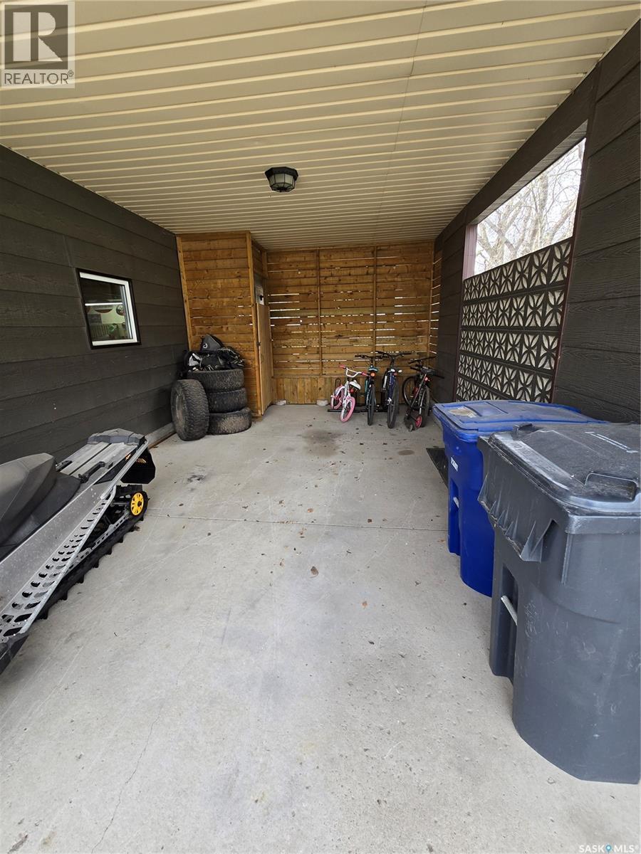 528 Dieppe Drive, Weyburn, SK - Photo Showing Garage