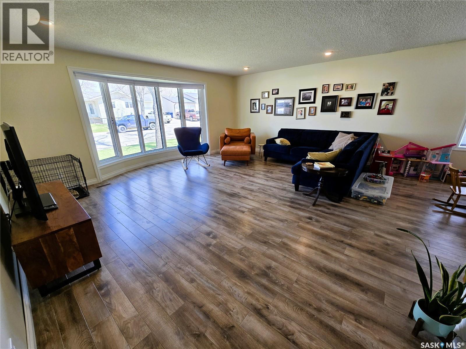 528 Dieppe Drive, Weyburn, SK - Indoor
