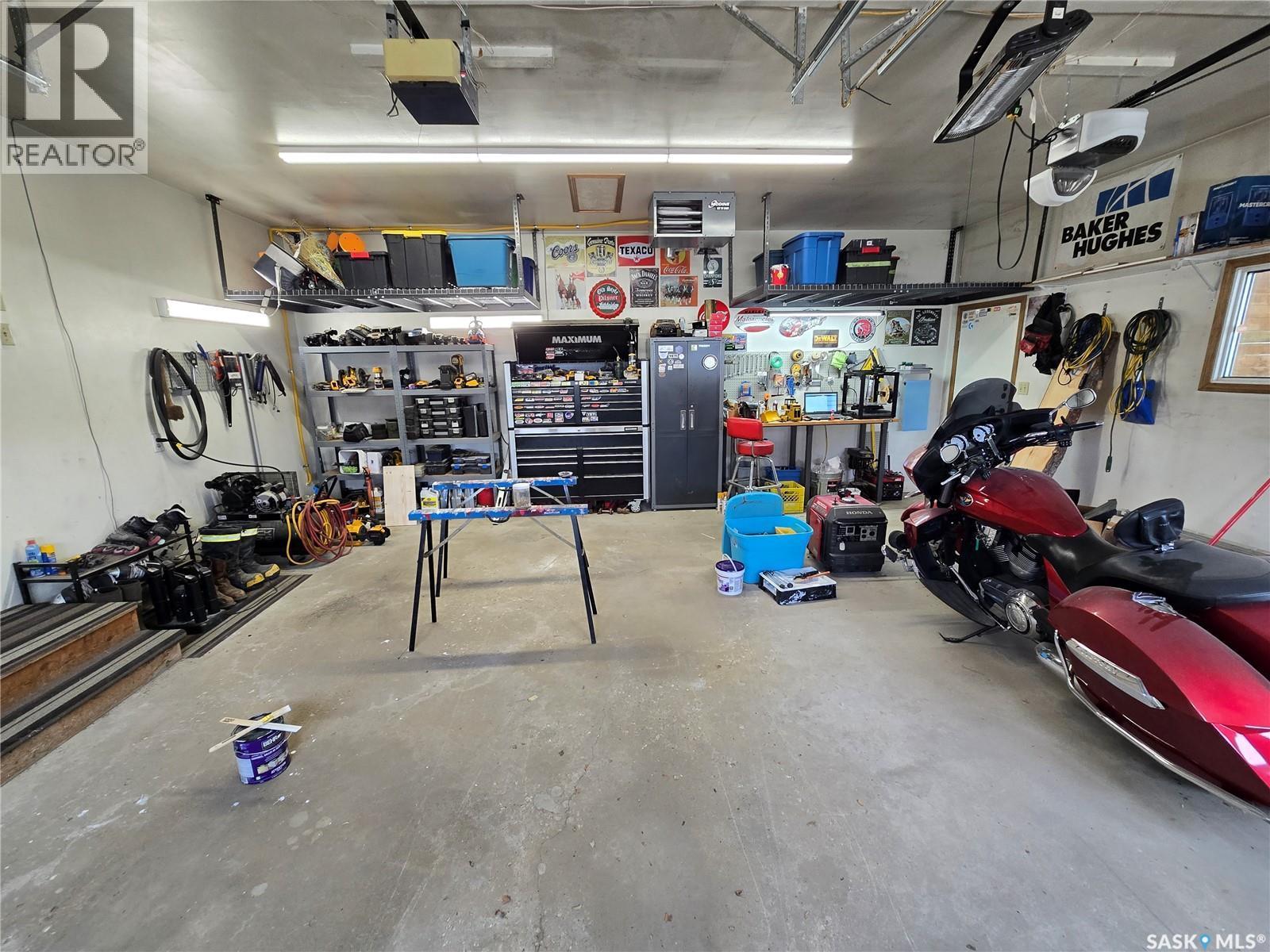 528 Dieppe Drive, Weyburn, SK - Indoor Photo Showing Garage