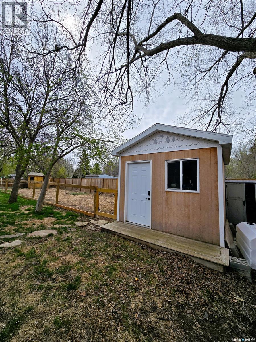 528 Dieppe Drive, Weyburn, SK - Outdoor