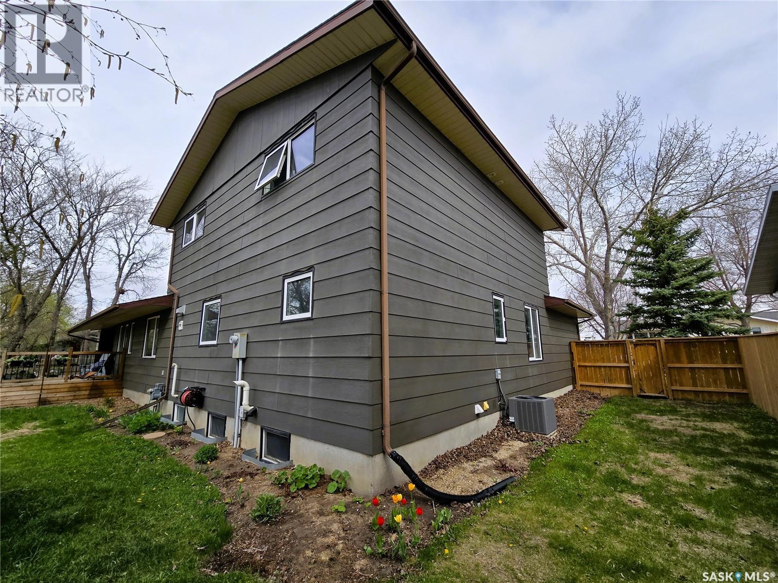 528 Dieppe Drive, Weyburn, SK - Outdoor