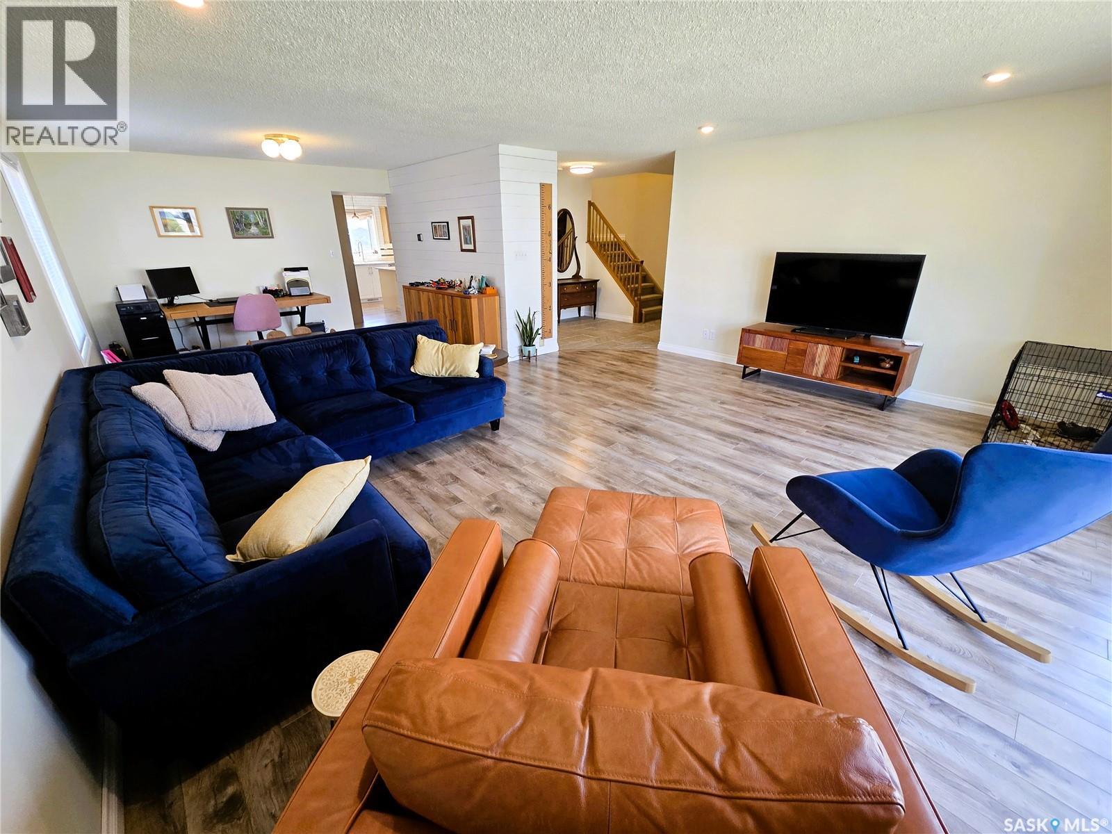 528 Dieppe Drive, Weyburn, SK - Indoor Photo Showing Living Room