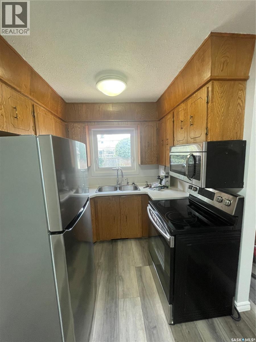 1510 Mckercher Drive, Saskatoon, SK - Indoor Photo Showing Kitchen With Double Sink