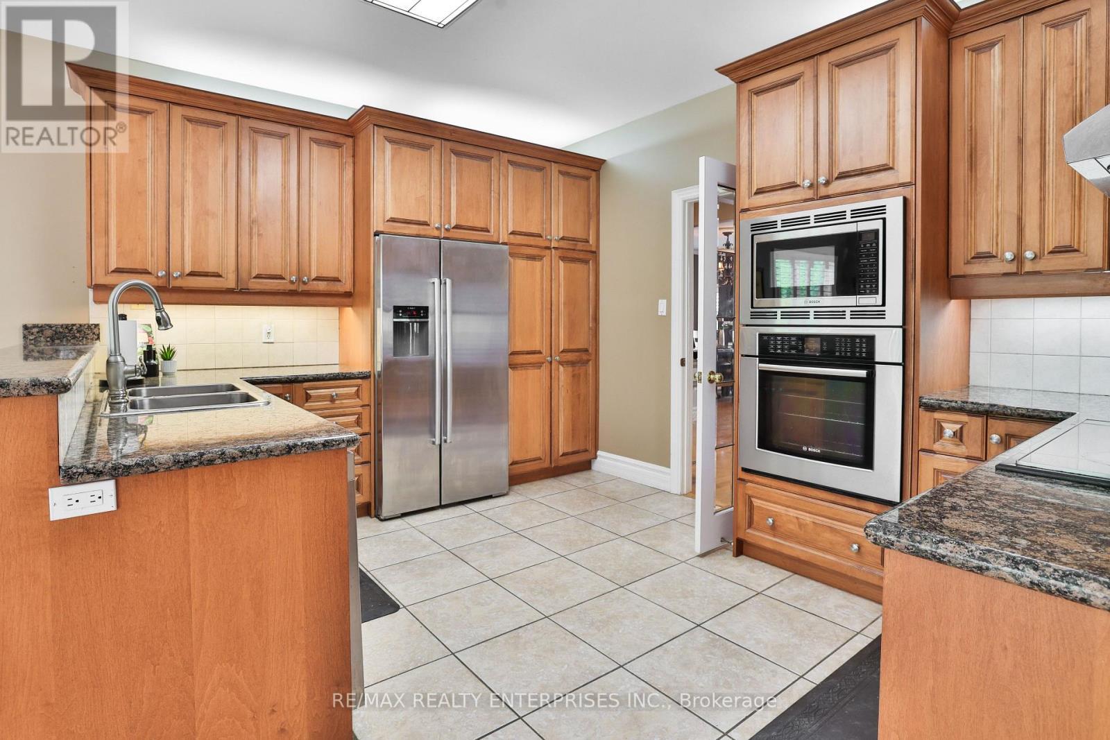 1832 Chesbro Court, Mississauga, ON - Indoor Photo Showing Kitchen With Double Sink